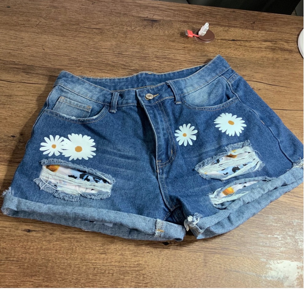 Distressed Denim Daisy Cutoff Shorts size Medium